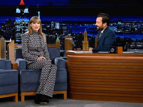 Taylor Swift durante una entrevista con el presentador Jimmy Fallon.