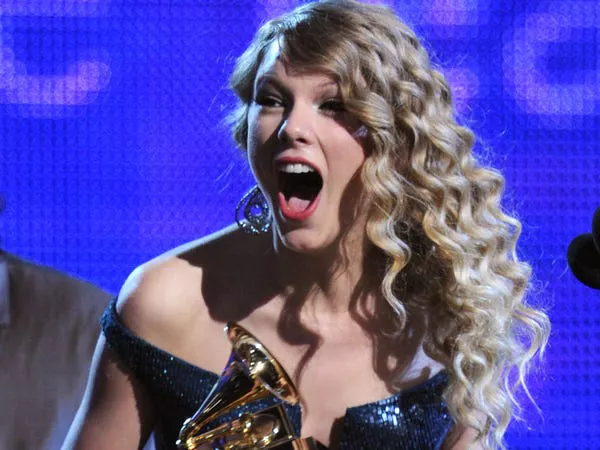 Taylor Swift aceptó el premio al Álbum del Año durante los Grammy 2010.