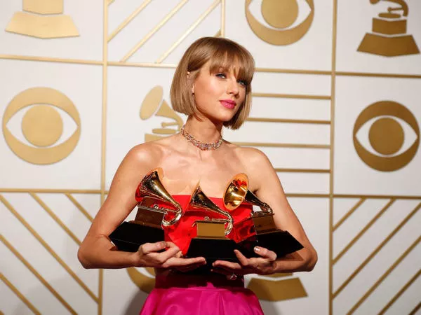 Taylor Swift posó detrás del escenario con sus premios en los Grammy 2016.