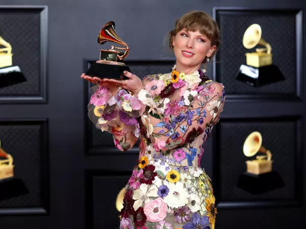 Taylor Swift en los Grammy 2021.