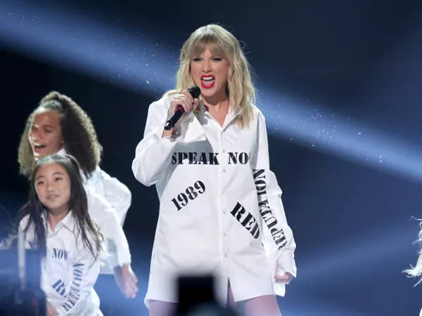 Taylor Swift en el escenario durante su actuación en los American Music Awards.