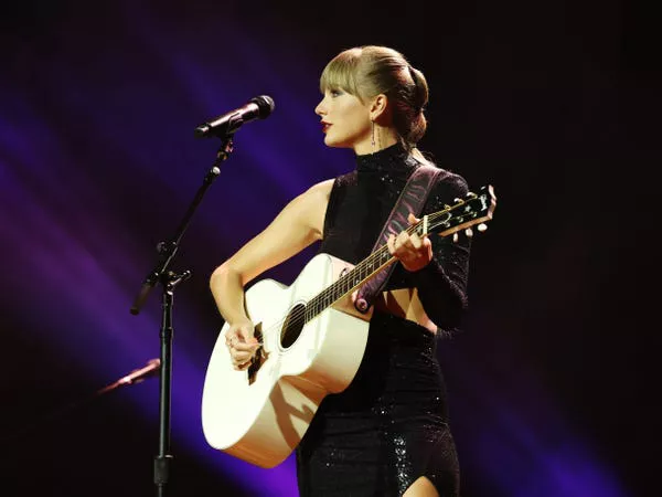 Taylor Swift actuó en los premios NSAI 2022 Nashville Songwriter.