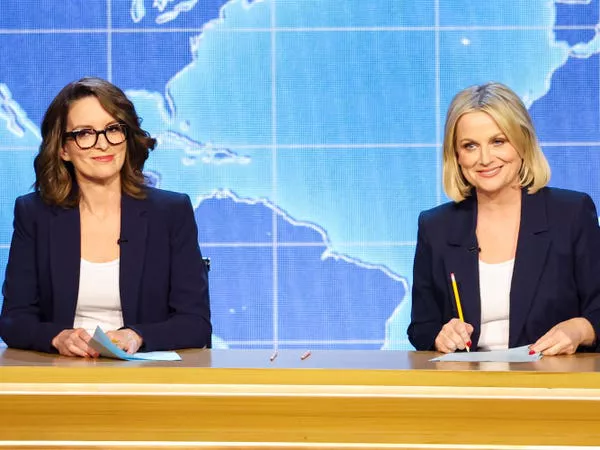 Tina Fey y Amy Poehler en el escenario en los Emmy 2024