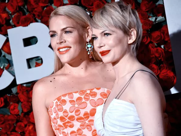 Busy Philipps y Michelle Williams en 2016