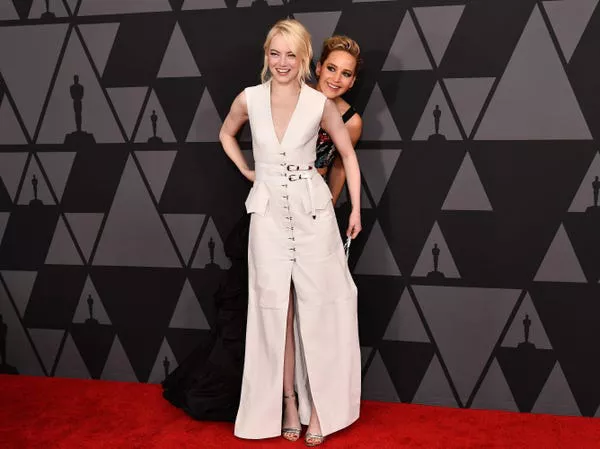 Jennifer Lawrence y Emma Stone en los Governors Awards en 2017