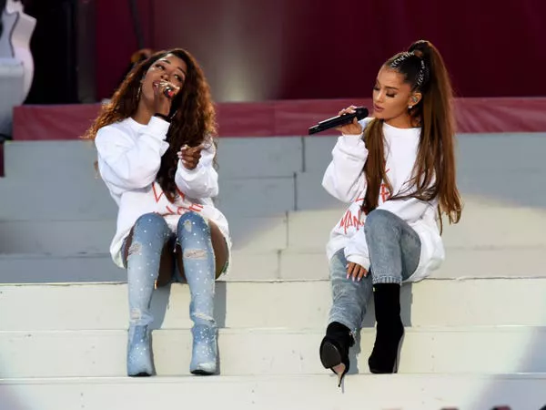 Victoria Monét y Ariana Grande actuando en el One Love Manchester Benefit Concert en 2017