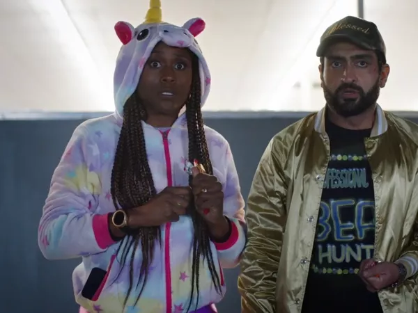 Issa Rae y Kumail Nanjiani como Leilani y Jibran en 'The Lovebirds'.