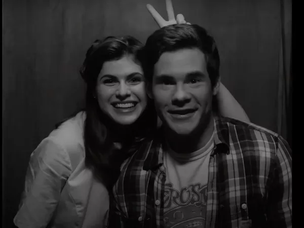 Alexandra Daddario y Adam DeVine en 'When We First Met'.