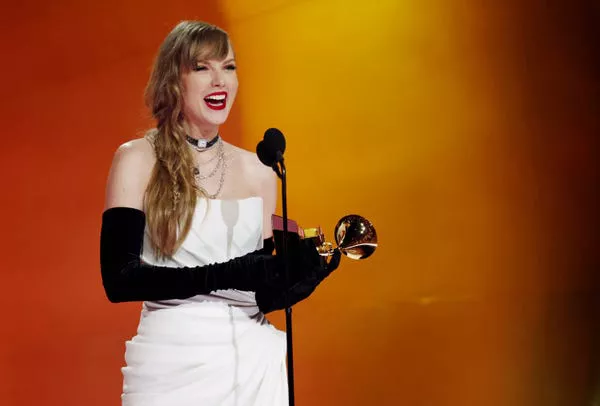 Taylor Swift acepta el premio al mejor álbum vocal pop en los Grammy 2024.