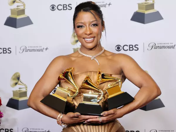 Victoria Monét con sus tres premios Grammy.