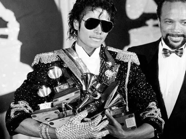 Michael Jackson con un montón de premios Grammy que ganó en la 26ª entrega anual de los premios Grammy.