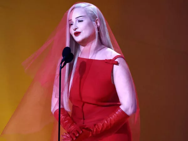 Kim Petras acepta un Grammy.