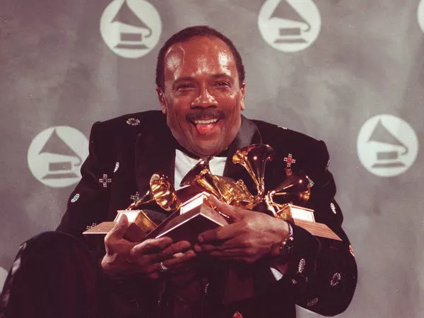 Quincy Jones con algunos de sus Grammys.