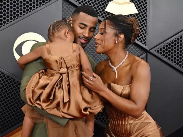 John Gaines, Victoria Monét y Hazel Monét Gaines en los Grammy.