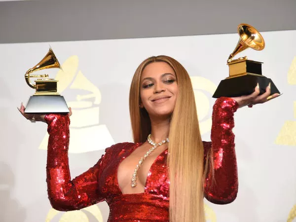 Beyoncé con algunos de sus muchos Grammys.