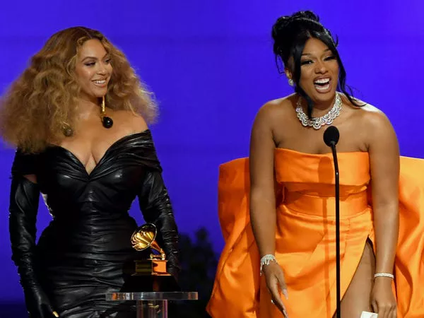 Beyoncé y Megan Thee Stallion aceptan el premio a la mejor actuación de rap en 2021.