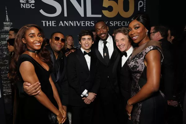 Ayo Edebiri, Kenan Thompson, Marcello Hernández, Jay Pharoah, Martin Short y Ego Nwodim en 'SNL50.'