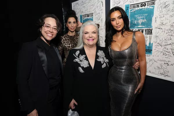 Janine Brito, Sarah Silverman, Paula Pell y Kim Kardashian en 'SNL50.'