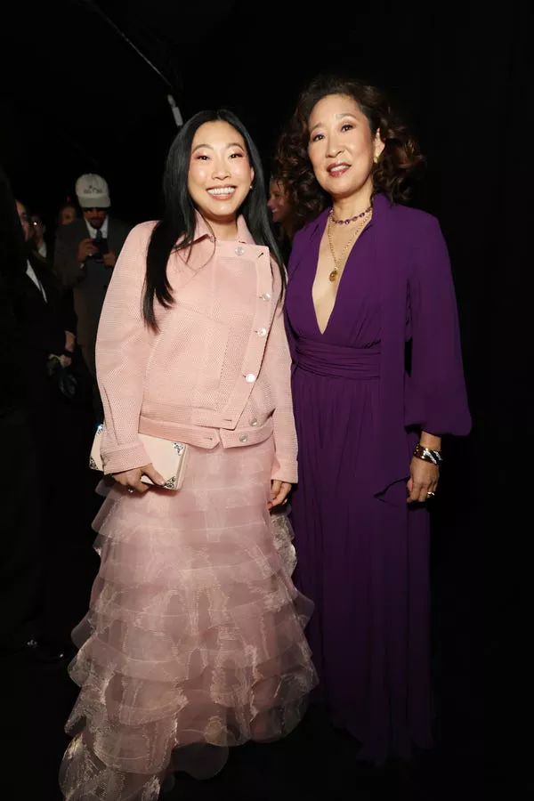 Awkwafina y Sandra Oh en 'SNL50.'