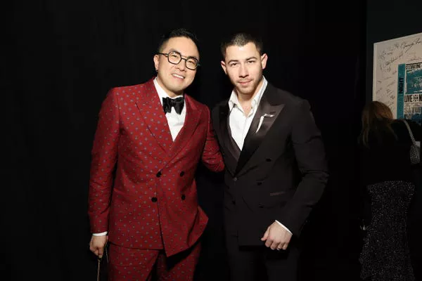 Bowen Yang y Nick Jonas en 'SNL50.'