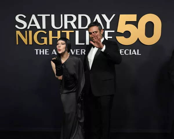 Lady Gaga y Michael Polansky en 'SNL50.'