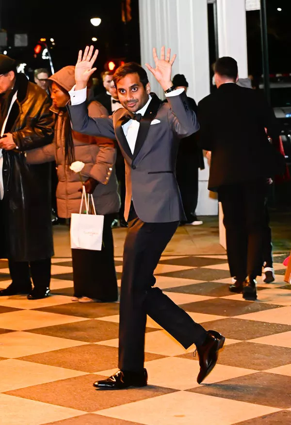 Aziz Ansari en la fiesta posterior de 'SNL50.'