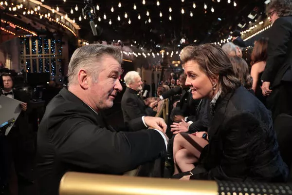 Alec Baldwin y Brandi Carlile en la audiencia de 'SNL50.'