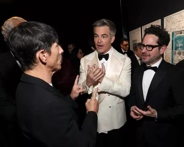 Anthony Kiedis, Chris Pine y J. J. Abrams en 'SNL50.'