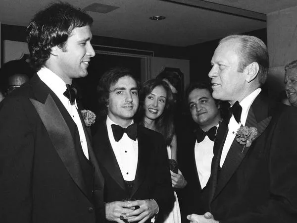 Chevy Chase, Lorne Michaels, John Belushi, Jacqueline Carlin Chase, y el presidente Gerald Ford en 1976. Fred Hermansky/NBCU Photo Bank/NBCUniversal/Getty Images