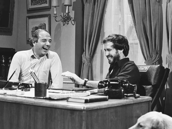 Ron Nessen y Chevy Chase durante un ensayo en 1976. NBCU Photo Bank/NBCUniversal/Getty Images