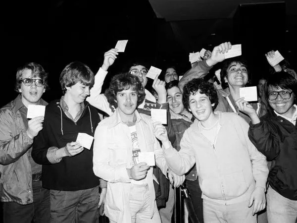 Los miembros de la audiencia que esperan en fila para conseguir entradas en 1978. Alan Singer/NBCU Photo Bank/NBCUniversal/Getty Images