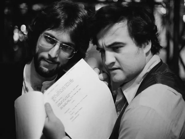 Stephen Bishop y John Belushi en 1978. Michael Putland/Getty Images