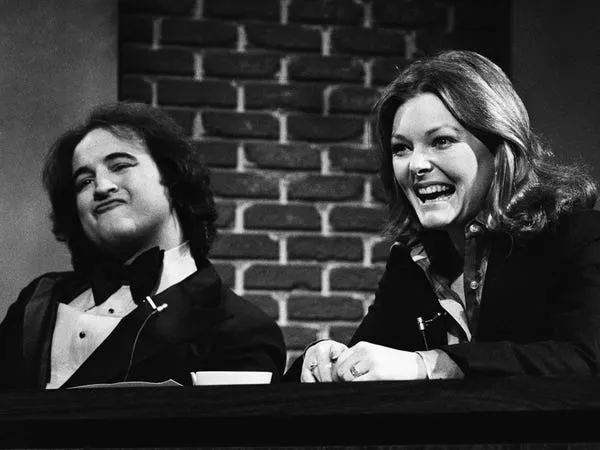 John Belushi y Jane Curtin en los años 70. NBCU Photo Bank/Getty Images