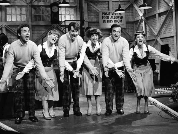 Bill Murray, Jane Curtin, Dan Aykroyd, Gilda Radner, John Belushi, y Laraine Newman en 1977. NBCU Photo Bank/NBCUniversal/Getty Images