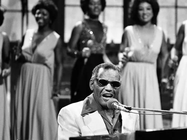 El invitado musical Ray Charles actuó en 1977. NBC/NBCU Photo Bank/Getty Images