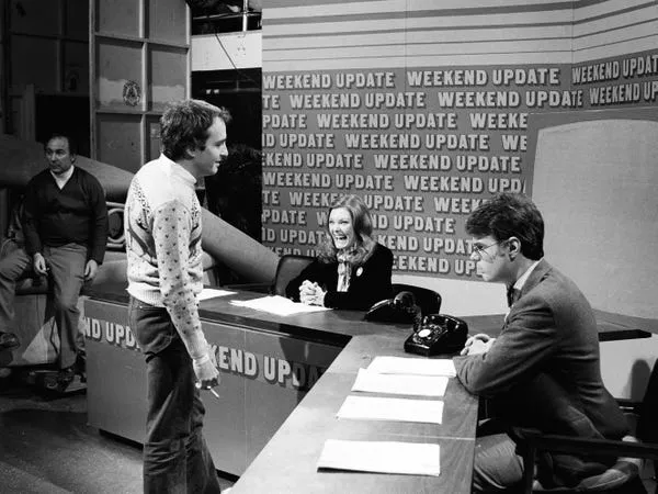 El productor Lorne Michaels, Jane Curtin y Dan Aykroyd durante un ensayo de Weekend Update en 1977. NBCU Photo Bank/NBCUniversal/Getty Images