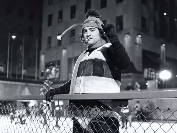 John Belushi, en un disfraz de abeja, en la pista de hielo del Rockefeller Center. Owen Franken/Corbis/Getty Images