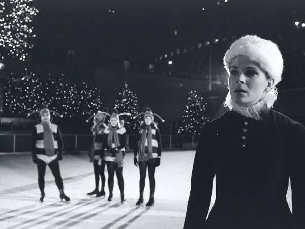 Candice Bergen patina con las abejas para un sketch. Owen Franken/Corbis/Getty Images