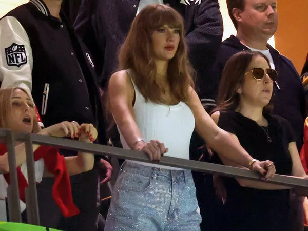 Taylor Swift mirando el Super Bowl LIX