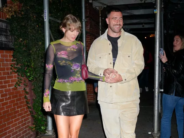 Taylor Swift y Travis Kelce en Nueva York el 15 de octubre de 2023.