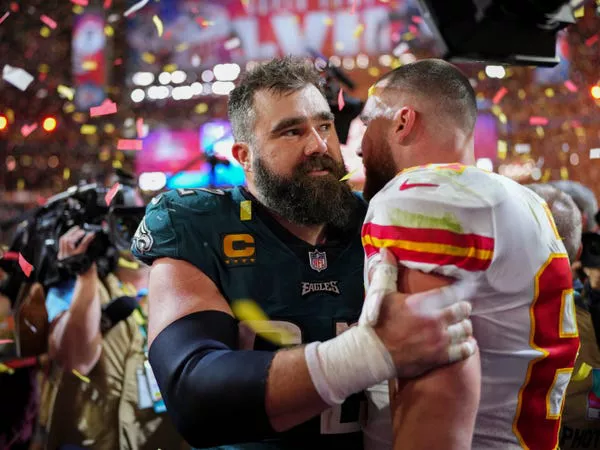 Jason Kelce y Travis Kelce ambos juegan para la NFL.