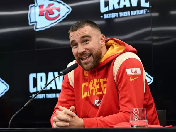 Travis Kelce en una conferencia de prensa en Frankfurt, Alemania.