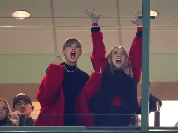 Taylor Swift y Brittany Mahomes animan a los Chiefs en diciembre.