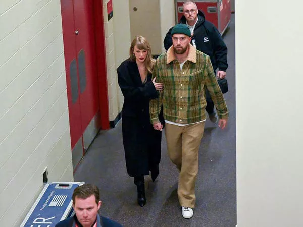 Taylor Swift y Travis Kelce fotografiados saliendo de Arrowhead Stadium.