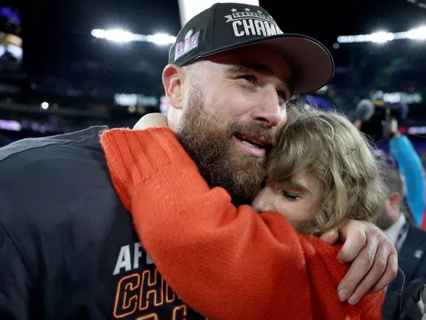 Travis Kelce y Taylor Swift celebran la victoria de los Chiefs en el Campeonato de la AFC.