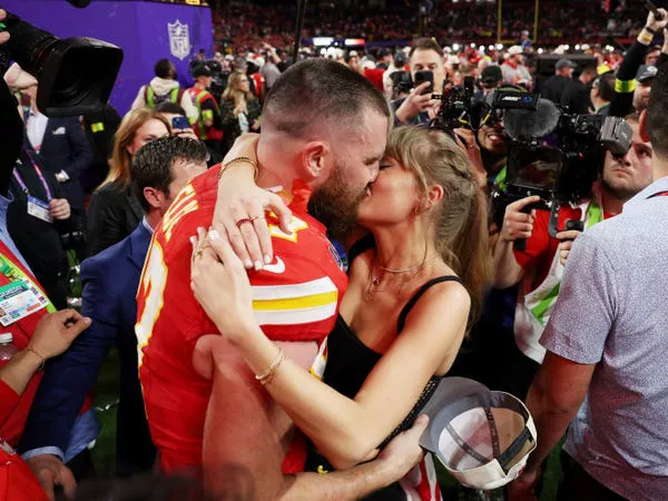 Travis Kelce y Taylor Swift comparten un beso en el Super Bowl.