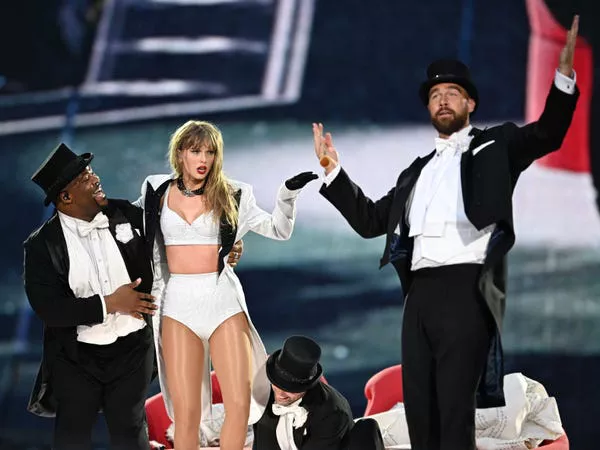 Taylor Swift y Travis Kelce actúan durante The Eras Tour en Londres.