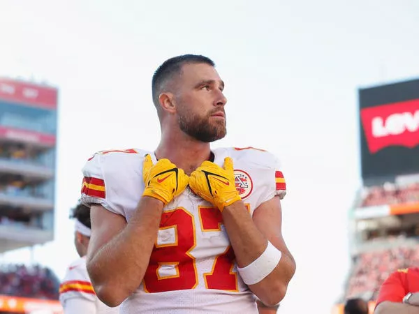 Travis Kelce juega para los Kansas City Chiefs.