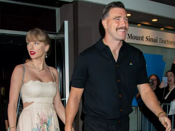 Taylor Swift y Travis Kelce salen de la boda de una amiga en Nueva York.