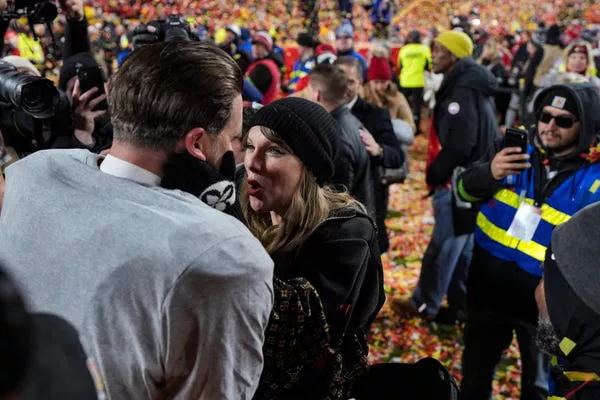 Travis Kelce y Taylor Swift celebran la victoria de los Chiefs en el campeonato de la AFC.